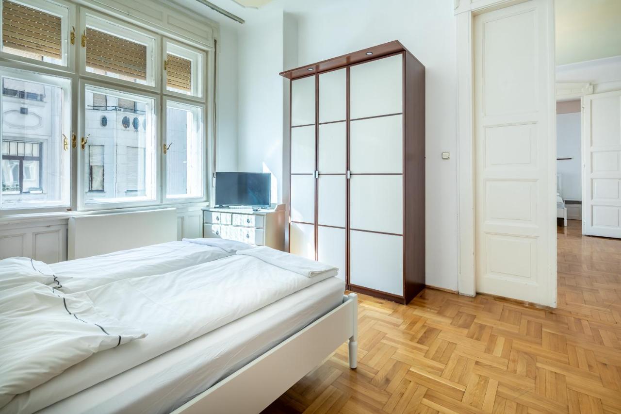 Huge Apartment In The City Center Budapest Bagian luar foto