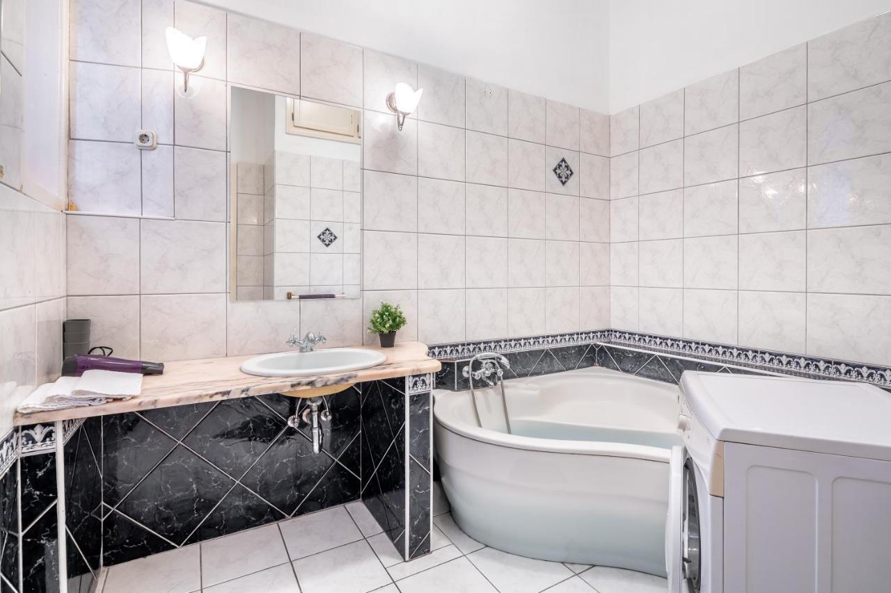 Huge Apartment In The City Center Budapest Bagian luar foto