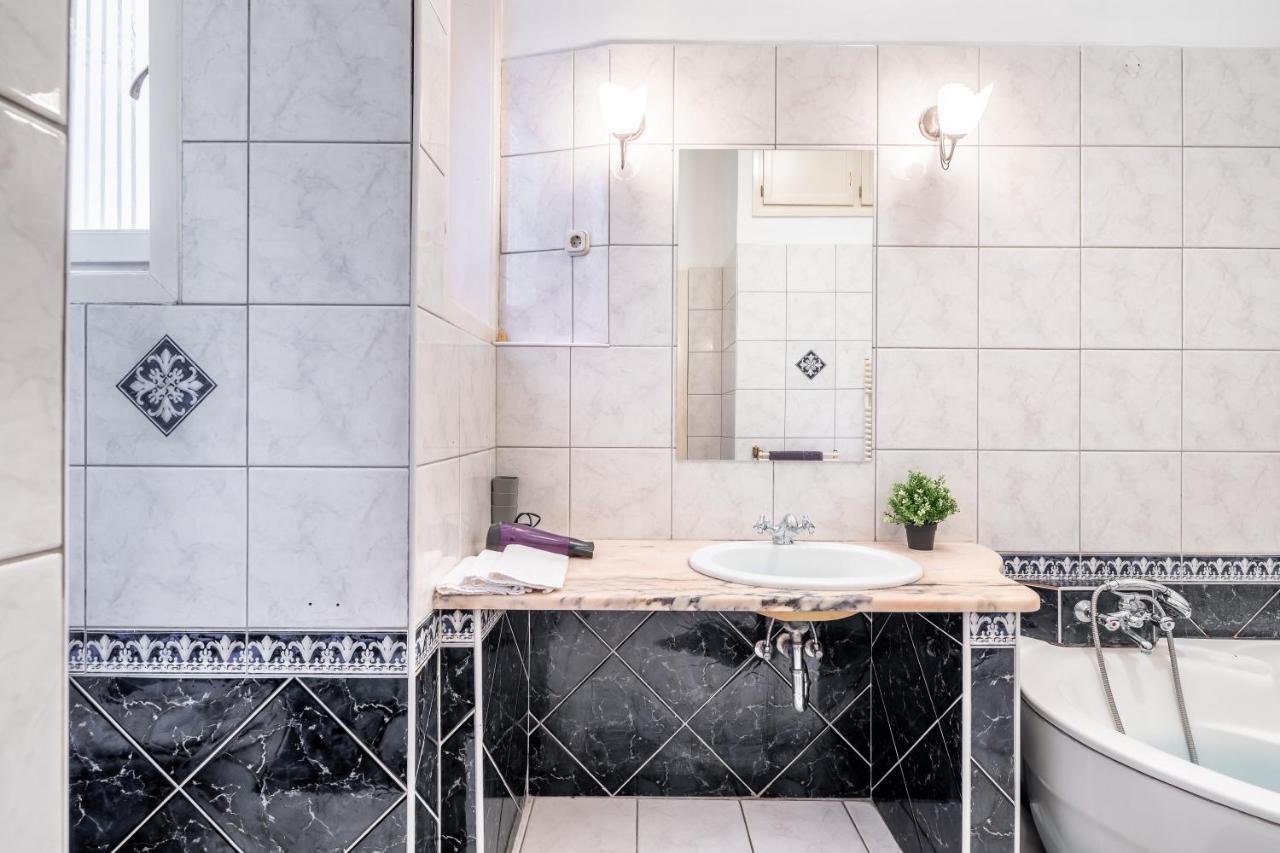 Huge Apartment In The City Center Budapest Bagian luar foto